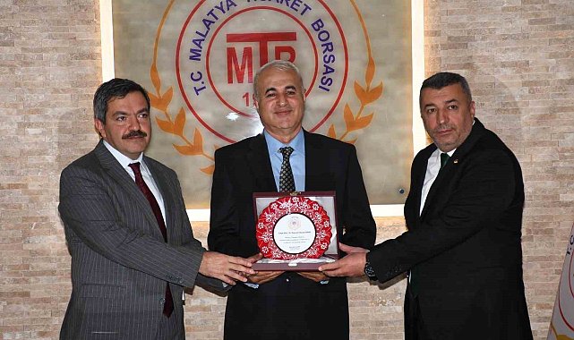 Ödül alan 'Malatya Kayısısı' kitabında emeği geçenlere plaket