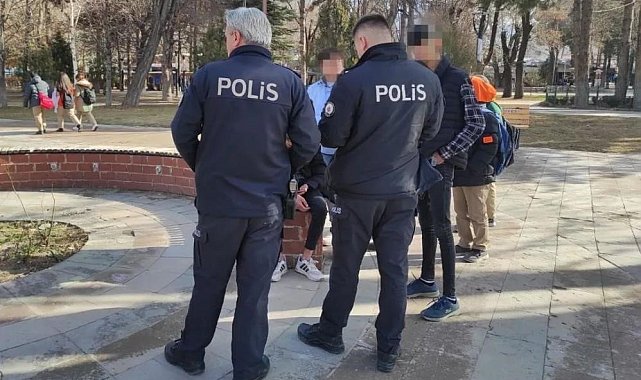 Okul önlerinde polis denetimi sürüyor