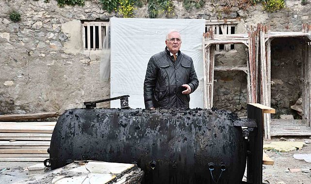 Otel inşaatına ait su tanklarını ateşe vererek yaktılar