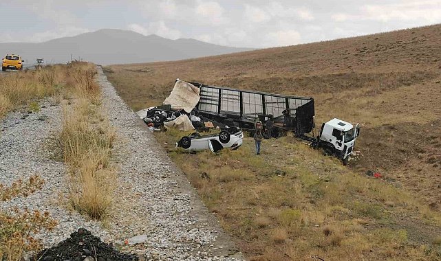 Otomobil tıra çarptı: 5 yaralı