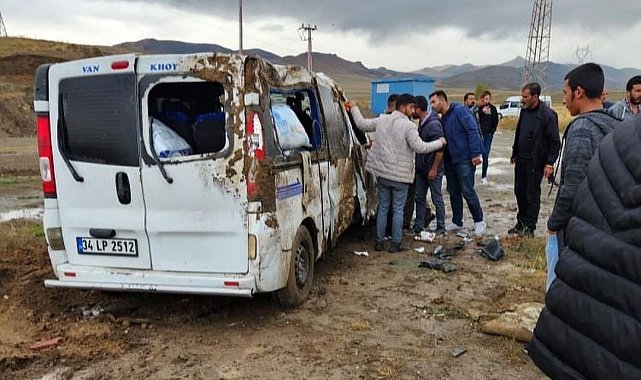 Özalp'ta yolcu minibüsü takla attı: 4 yaralı
