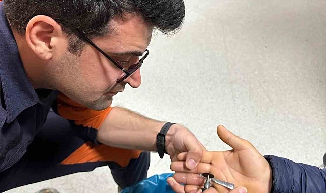 Parmağına yüzük sıkıştı, yardımına itfaiye koştu