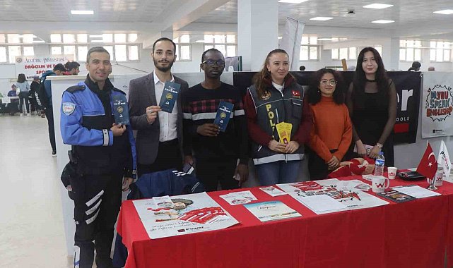 Polis öğrencileri bilgilendirdi