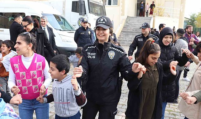 Polisten özel öğrencilere yaş pasta ve halay sürprizi