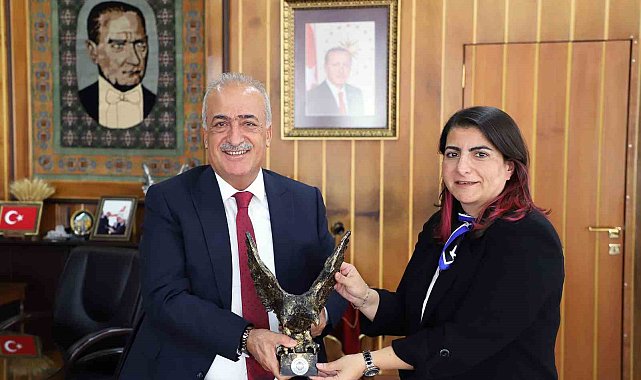 Prof. Dr. Çadırcı, mutluluğunu Rektör Çomaklı ile paylaştı