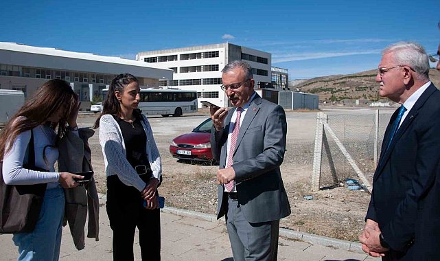 Rektör Levent, kampüste öğrenciler ile buluştu