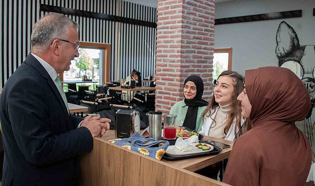 Rektör Levent, yeni eğitim öğretim yılında öğrencilerle kampüste buluştu