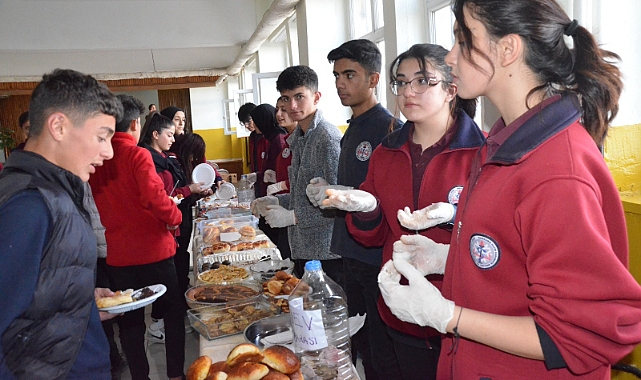 Sarıkamış'ta öğrenciler, LÖSEV yararına kermes düzenledi