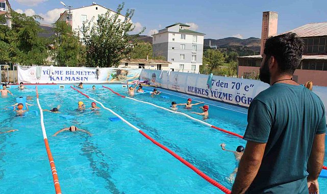 Solhan'da 300'ün üzerinde çocuk yüzme öğrendi