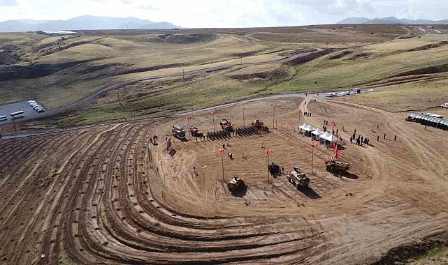 Tatvan'da Türkiye Yüzyılı Mehmetçik Hatıra Ormanı'na 400 fidan dikildi