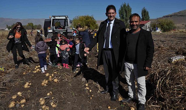 Ticaret Borsası Başkanı Oral, öğrenciler ile birlikte patates hasadına katıldı