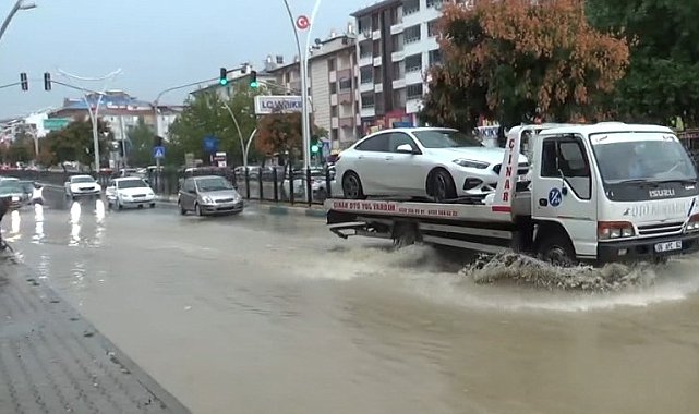 Tunceli'de sağanak sonrası yollar göle döndü, vatandaş tepki gösterdi