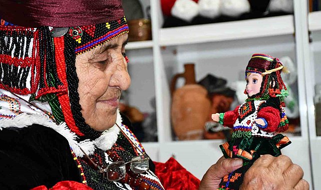Türkmen giysili Damal bebeklerini 46 yıldır üretiyor