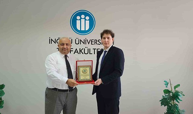 TUS Birincisine, Dekan Beytur'dan plaket