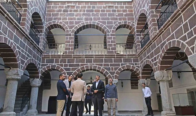 Vali Ali Çelik, medresenin girişinde bulunan kitabeleri inceledi