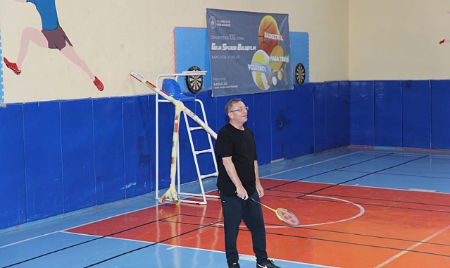 Vali Polat, gençlerle badminton oynadı
