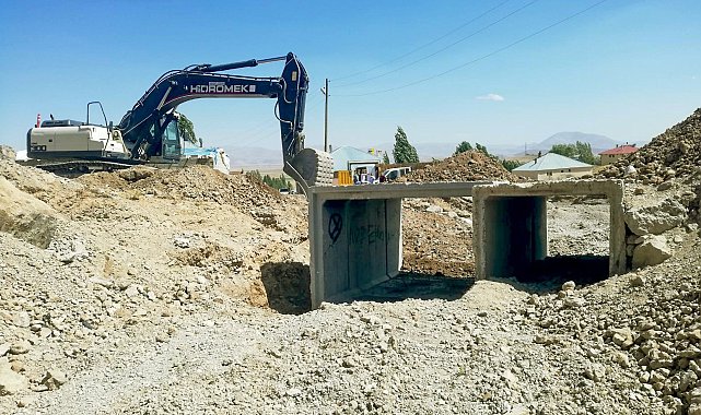 Van Büyükşehir Belediyesi kırsalda yolların altyapısını güçlendiriyor
