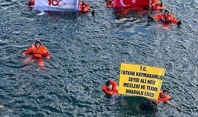 Van Gölü'nde Cumhuriyet'in 100. yılı kutlandı