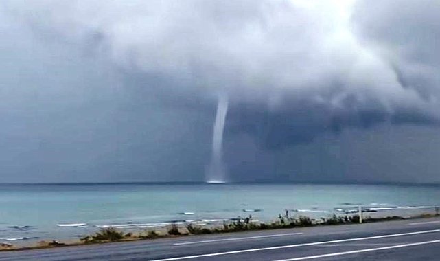 Van Gölü'nde dev hortum korkuttu