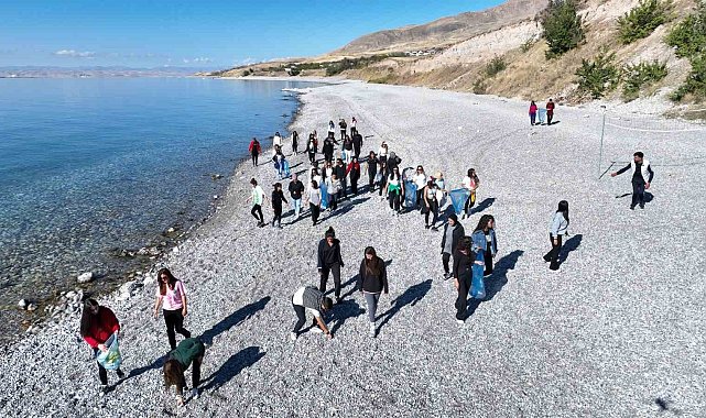Van Gölü'nde zumba yapıp çevreyi temizlediler
