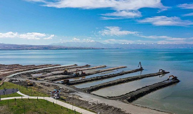 Van Gölü'nden 1 milyon 365 bin metreküp dip çamuru çıkartıldı