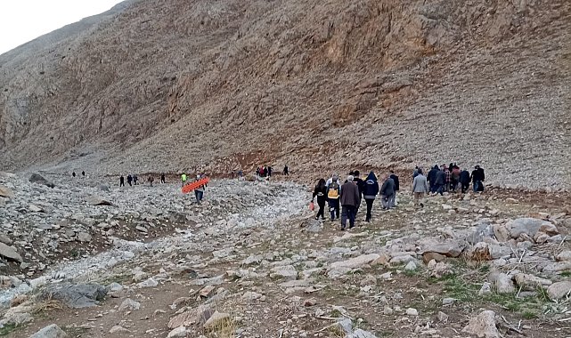 Van'da iş makinesi devrildi: 4 yaralı