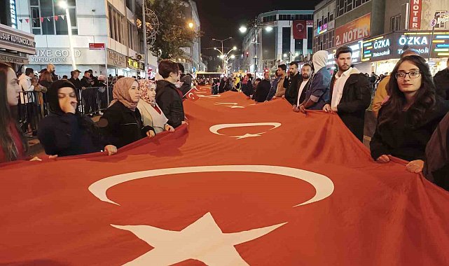 Van'da meşaleli Cumhuriyet yürüyüşü