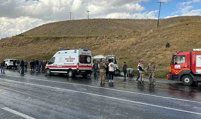Van'da minibüs kontrolden çıktı: 10 yaralı