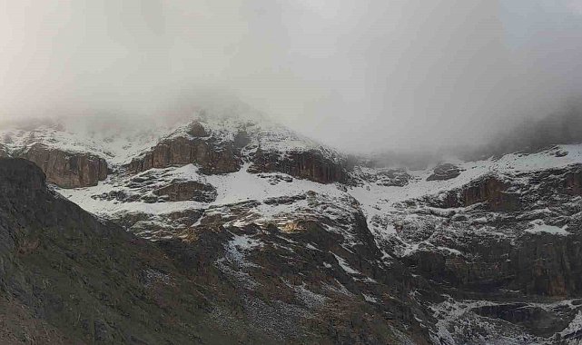 Van'ın Artos Dağı ile Karabet Geçidi'nde mevsimin ilk karı yağdı