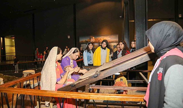Vanlı öğrenciler müzeyi gezdi