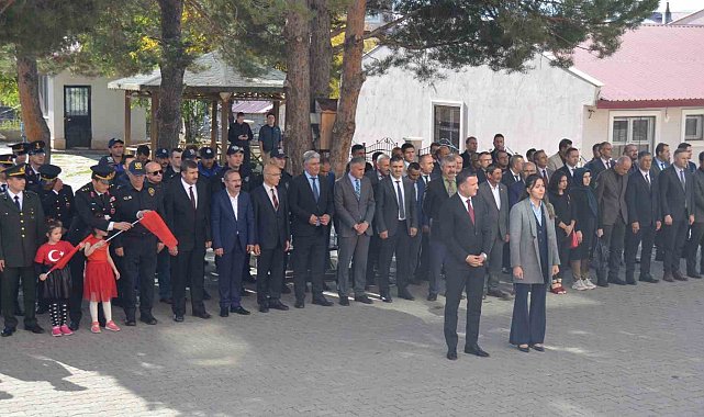 Varto'da 29 Ekim etkinlikleri çerçevesinde çelenk sunumu yapıldı