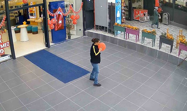 Yere düşen ay yıldızlı balonu kaldırarak öpen kadın o anları anlattı