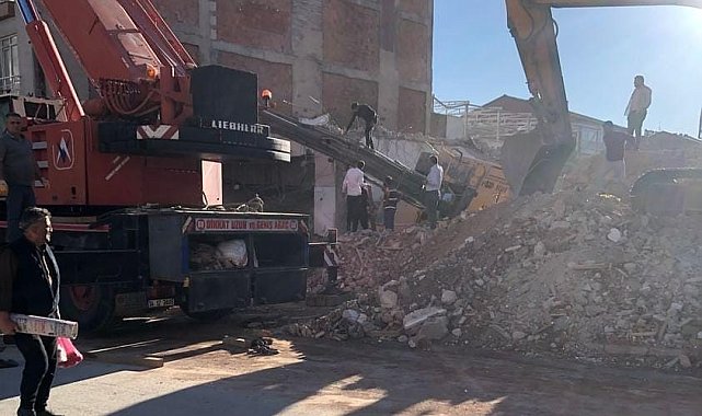 Yıkım esnasında iş makinesi devrildi