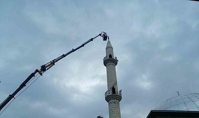 Yıldırımın düştüğü minarede hasar meydana geldi