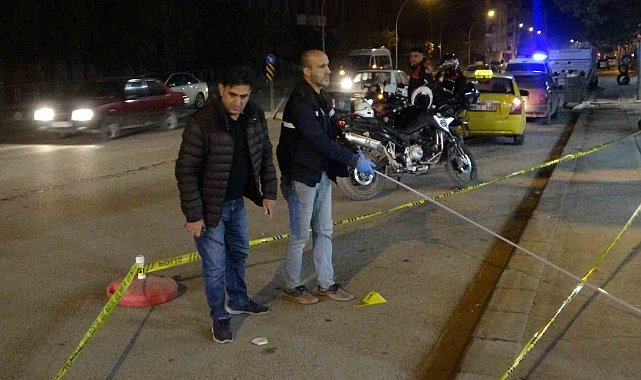 Yol kenarında beklerken sırtında vuruldu