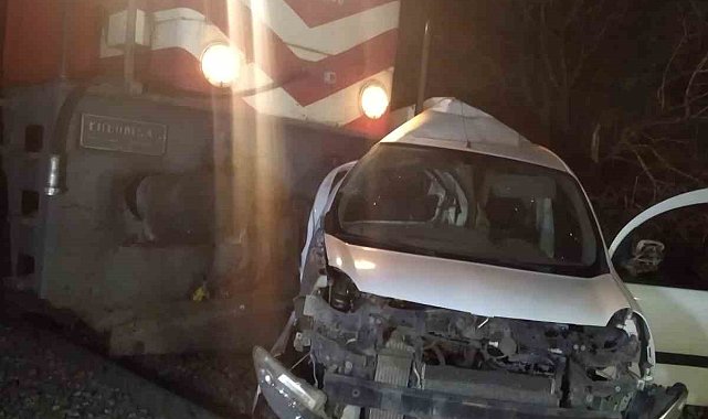 Yük treni hemzemin geçitte araçla çarpıştı: 1 yaralı