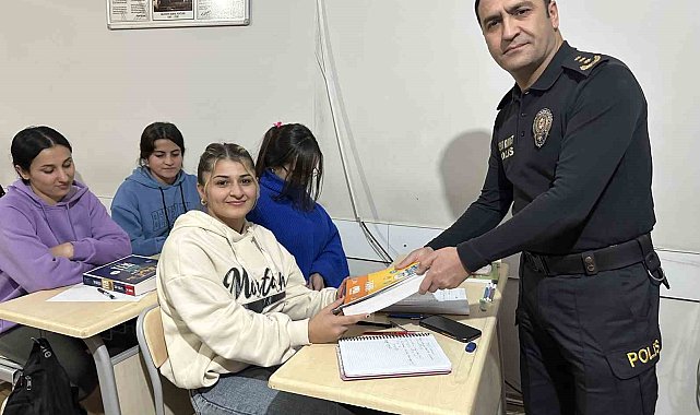Yüksekova polisinden YKS'ye hazırlanan öğrencilere kitap desteği