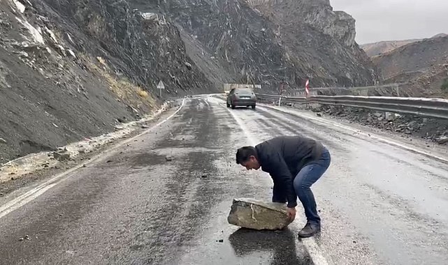 Yüksekova-Van kara yoluna kaya düştü