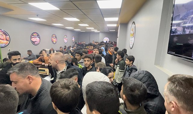 Yüksekova'da bedava dürüm izdihamı