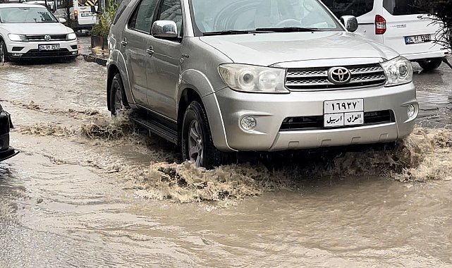 Yüksekova'da caddeler göle döndü, araçlar suya gömüldü