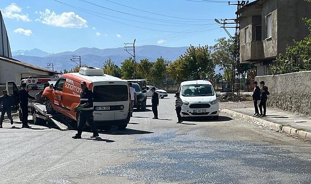 Yüksekova&#039;da minibüs ile kamyonet çarpıştı: 3 yaralı