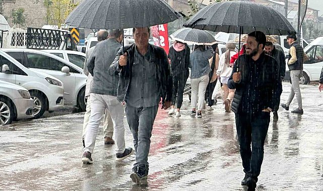 Yüksekova'da sağanak yağış etkili oldu