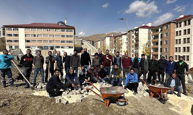 Yüksekova'da yürekleri ısıtan anlar: 30 kapıcı çocuklar için yol onardı