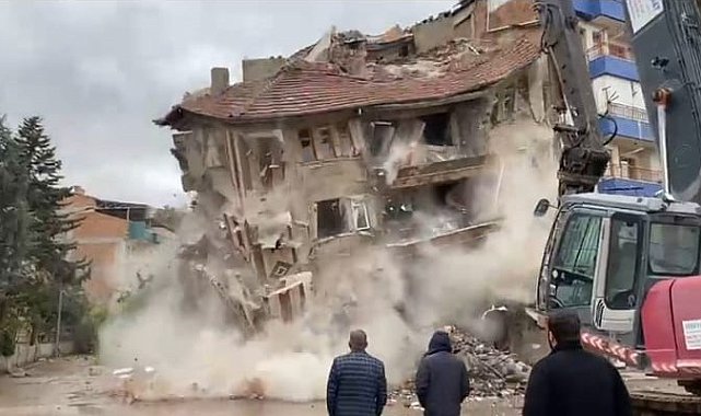4 katlı ağır hasarlı bina saniyeler içerisinde yıkıldı