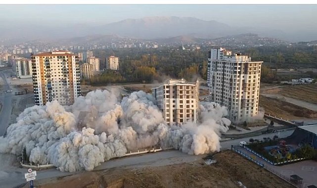 Ağır hasarlı 3 blok saniyeler içerisinde yerle bir oldu