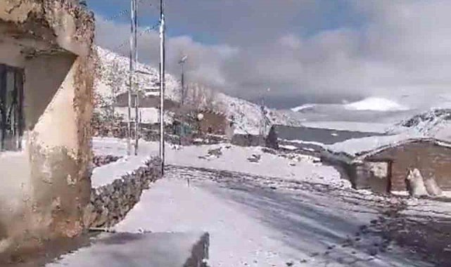 Ağrı'da bazı köyler beyaza büründü