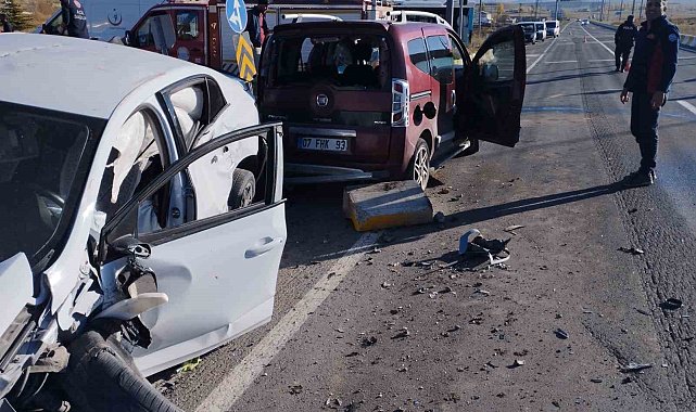 Ağrı'da iki otomobil çarpıştı: 7 yaralı