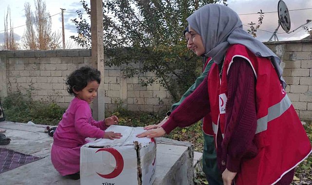 Ağrı'da Kızılay ekipleri ihtiyaç sahiplerine ulaşıyor