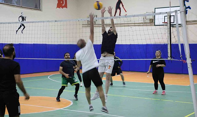 Ağrı'da öğretmenler voleybol turnuvasında ter döktü