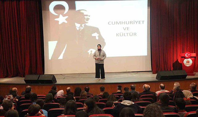 Ahlat'ta "Gençlerin Gözünden Cumhuriyet" sunumu